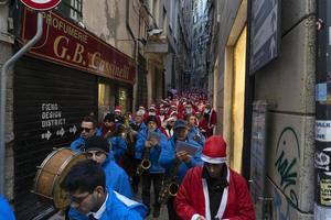 génova, italia - 22 de diciembre de 2019 - paseo tradicional de santa claus foto