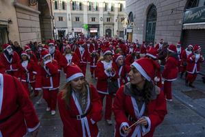 génova, italia - 22 de diciembre de 2019 - paseo tradicional de santa claus foto