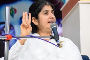 nueva delhi, india, 16 de octubre de 2022 - bk shivani durante la sesión de meditación, shivani verma, más conocida como bk shivani, es maestra en el movimiento espiritual de yoga y meditación brahma kumaris de la india foto