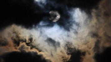 groot helder zon schijf Bij zonsondergang. episch lucht en lucht lijn. verbazingwekkend helder instelling zon schemering. filmische levendig kleuren zon reeks en donker wolken video