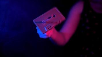 femme manuellement rembobiner une cassette ruban video