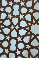 silueta de láser cortar modelo panel con tosca ligero. árabe ornamental panel colocar. silueta o iluminar desde el fondo ornamento para antecedentes. foto
