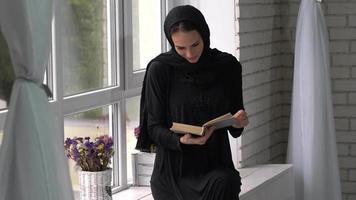 musulmano Arabo femmina lettura libro a casa. video