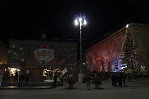 génova, italia - 22 de diciembre de 2019 - tradicional mercado navideño en de ferrari place foto