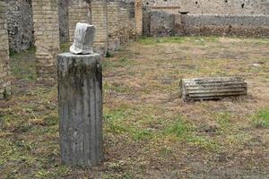 nápoles, italia - 1 de febrero de 2020 - ruinas de pompei pinturas y mosaicos foto