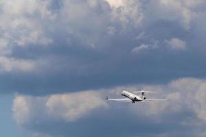 avión después tomando apagado en el nubes foto