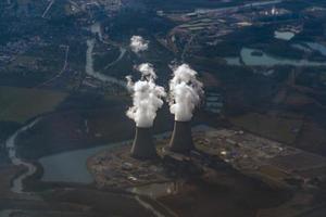 vista aérea de la planta de energía nuclear foto