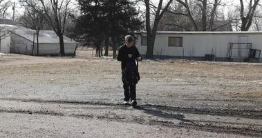 Jeune adolescent garçon en marchant à l'extérieur met sur cuir manteau video