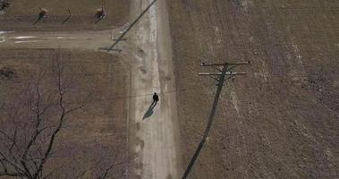 drone aérien de sans abri homme en marchant vers le bas rue video
