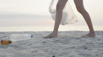 opslaan water. vrijwilliger plukken omhoog uitschot vuilnis Bij de strand en plastic flessen zijn moeilijk ontleden voorkomen kwaad aquatisch leven. aarde, omgeving, vergroening planeet, verminderen globaal opwarming, opslaan wereld video