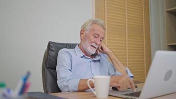 senior gepensioneerd Mens gebruik makend van laptop en echt denken van werk Bij werken bureau. handelaar of investeerder na pensioen. bedrijf analyse