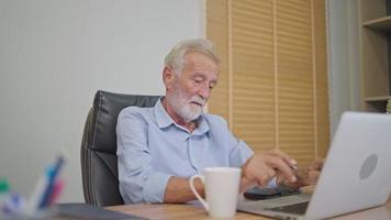 verzorger controle Aan senior Mens gedurende werken met laptop Bij verpleging huis. vrouw pratend naar geduldig voor nemen een breken van werk video