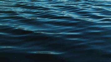 blå vatten Vinka bakgrund, hav långsam rörelse video