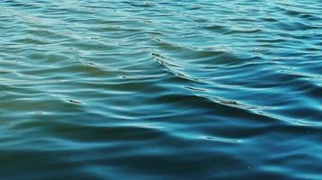 Blau Wasser Welle Hintergrund, schleppend Bewegung von Meer video