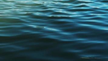 azul agua ola fondo, mar agua ondas, lento movimiento de Oceano video