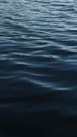 agua ola, mar fondo, lento movimiento agua, azul Oceano ola video