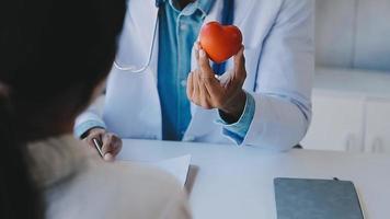 maschio medico scrittura su rx prescrizione, copia spazio, consenso contrarre cartello prescrivere un' rimedio salutare stile di vita assistenza sanitaria in linea medico servizio concetto video