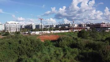 brasilia, df Brasil, febrero dieciséis aéreo ver de construcción de un nuevo concepto de Departamento edificio y centro comercial conjunto llamado Unión 511 residencia centro comercial en el noroeste sección de brasilia video