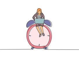 Dibujo de línea continua única mujer de negocios joven sentada en un gran reloj despertador analógico y escribiendo en la computadora portátil. concepto de metáfora de disciplina de tiempo de negocios. Ilustración de vector de diseño gráfico de dibujo de una línea.