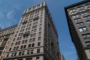 limpiadores de ventanas escalando rascacielos en nueva york foto