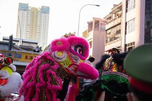 Ho chi minh ciudad, vietnam, 2023, luna nuevo año celebracion - el continuar bailar, hermosa vistoso festivo cifra. tet fiesta antecedentes. chino lunar nuevo años día, primavera festival. foto