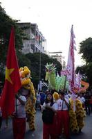 Ho chi minh ciudad, vietnam, 2023, luna nuevo año celebracion - el continuar bailar, hermosa vistoso festivo cifra. tet fiesta antecedentes. chino lunar nuevo años día, primavera festival. foto