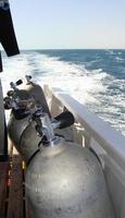 tanques de buceo en barco foto