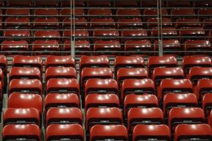 brillante rojo estadio asientos en el estar foto