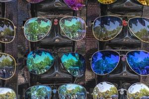 muchas gafas de sol a la venta en el mercado foto