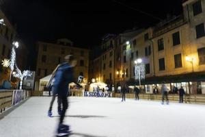 chiavari, italia - 23 de diciembre de 2018 - la histórica ciudad medieval de patinaje sobre hielo está abierta foto