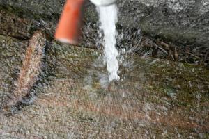 cerrar el grifo de agua al aire libre abierto foto