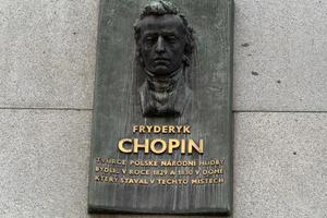 bas alivio Chopin Monumento en Praga foto