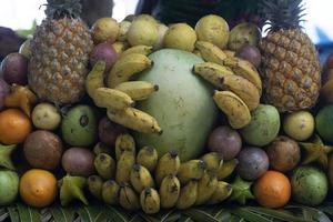 muchos tipos de frutas tropicales en el mercado foto