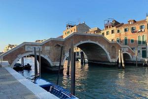 puente terminado canal en cannaregio distrito en Venecia foto