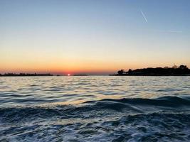 Dom conjuntos abajo el superficie de agua en horizonte foto