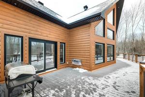 invierno cabañas en remoto zona quebec, Canadá, Iniciar sesión casa con sauna, spa, dormitorios, piscina, vivo habitación, mesanina, cocina y baños foto