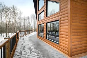 invierno cabañas en remoto zona quebec, Canadá, Iniciar sesión casa con sauna, spa, dormitorios, piscina, vivo habitación, mesanina, cocina y baños foto