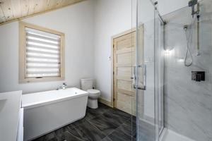 invierno cabañas en remoto zona quebec, Canadá, Iniciar sesión casa con sauna, spa, dormitorios, piscina, vivo habitación, mesanina, cocina y baños foto