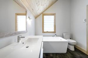 invierno cabañas en remoto zona quebec, Canadá, Iniciar sesión casa con sauna, spa, dormitorios, piscina, vivo habitación, mesanina, cocina y baños foto