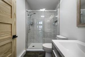 invierno cabañas en remoto zona quebec, Canadá, Iniciar sesión casa con sauna, spa, dormitorios, piscina, vivo habitación, mesanina, cocina y baños foto