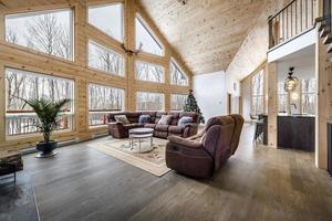 invierno cabañas en remoto zona quebec, Canadá, Iniciar sesión casa con sauna, spa, dormitorios, piscina, vivo habitación, mesanina, cocina y baños foto