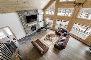 invierno cabañas en remoto zona quebec, Canadá, Iniciar sesión casa con sauna, spa, dormitorios, piscina, vivo habitación, mesanina, cocina y baños foto