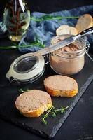 sándwich con paté de hígado de pollo sobre fondo oscuro foto