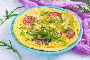 tortilla con embutido, hierbas y rallado queso. fácil desayuno foto