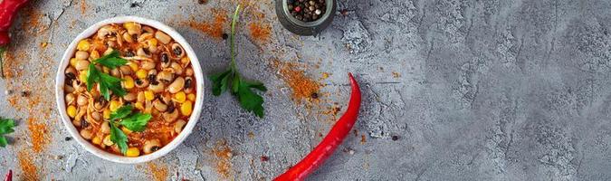 chile estafa carne en un bol. mexicano cocina. chile con carne, maíz y frijoles foto