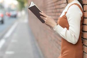 un joven mujer participación un Biblia a leer y estudiar a entender el enseñanzas de Dios desde el Biblia ella tenido trajo con su y querido a orar a Dios con fe y fe desde el Biblia enseñanzas foto