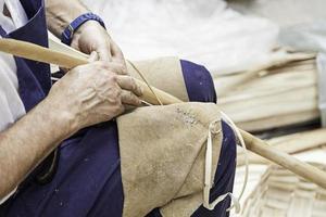 mimbre artesano trabajador foto