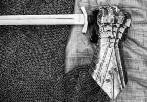 espadas medievales antiguas foto