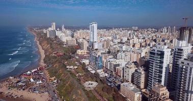 aéreo Visão do a costa e a cidade do netanya dentro Israel video