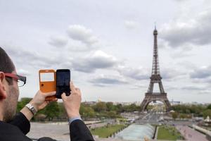París, Francia - 2 de mayo de 2016 turista tomando fotografías en el símbolo de la ciudad Tour Eiffel foto